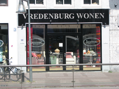 820572 Gezicht op de winkelpui van het pand Vredenburg 31 ( Vredenburg - Wonen ) te Utrecht.N.B. Vanaf ca. 1860 waren ...